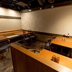 カジュアルに楽しめる2名様用テーブル席をご用意しております 。お席を繋げれば最大8名様まで一緒に座れるため、急な集まりや打ち上げにも便利です 。お一人様やペアでのご利用はもちろん、グループでのご利用にも適した万能なテーブルレイアウトとなっております◎