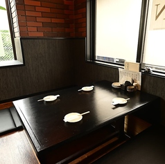 3～4名様でご利用できる半個室のテーブル席は、友人との食事やちょっとした集まりにぴったり。旬の食材を使った炭火焼き料理と、焼酎・日本酒・果実酒など豊富なドリンクで、楽しい時間をお過ごしください♪