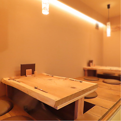 木の質感豊かな一枚板が主役の掘りごたつ席。足を伸ばしてゆったりと寛げる空間は、気心知れた仲間との飲み会や、少人数でのご宴会に最適です。柔らかな照明が照らす温かな雰囲気の中で、旬の逸品と美酒を囲めば、自然と会話も弾みます。都会の喧騒を忘れ、心地よい安らぎのひとときをお過ごしください。
