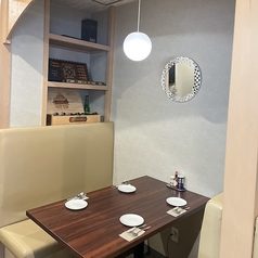 プライベート感を大切にした心地よい4名様用の半個室をご用意しております。周囲の視線を遮る仕切りがあるため、大切な方とのデートや女子会、少人数での会食にも最適です。落ち着いた雰囲気の空間で、周りを気にすることなく美味しいお食事と楽しい会話を心ゆくまでご堪能ください◎