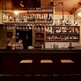 バーカウンターには6席をご用意しております 。多彩な洋酒、カクテル、ワインがズラリと並び、目で見て楽しむことができます 。料理に合わせたお好みの一杯を見つける楽しみもございます 。お一人様でのご利用や、バータイムに最適です。落ち着いた空間で、ゆったりとした時間をお過ごしください 。