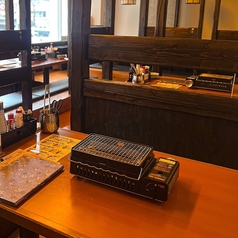 【20名～50名様まで貸切可能】大規模な宴会も可能◎ゆったりとお寛ぎいただける掘りごたつ席で、当店自慢の浜焼きをお楽しみいただけます！温かな暖色の照明と木材の温もりは、気張らずに使える心地の良さ♪活気あふれる店内は仕事の疲れも吹っ飛びます！