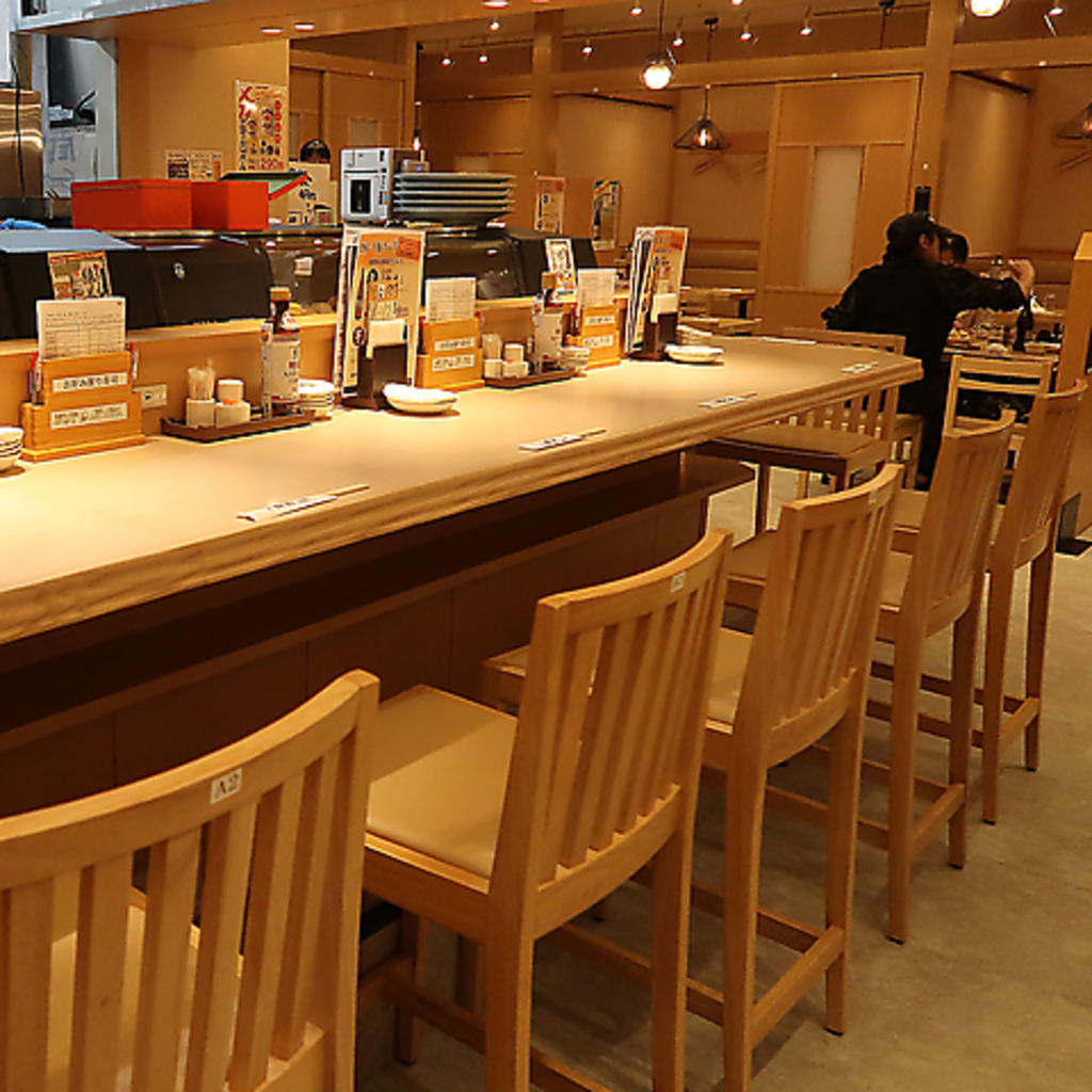 いらっしゃいませ♪明るい雰囲気のカウンターはランチや会社帰りにお気軽にどうぞ♪♪