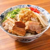 ランチタイムも元気に営業中！ボリューム満点の肉盛そばや、タコライス＆ミニ沖縄そばのセット、定番のゴーヤチャンプルー定食など、しっかり食べたい方にも満足いただけるラインナップをご用意しています。毎日のランチにも、ちょっと贅沢したい日にもうれしいメニューです！