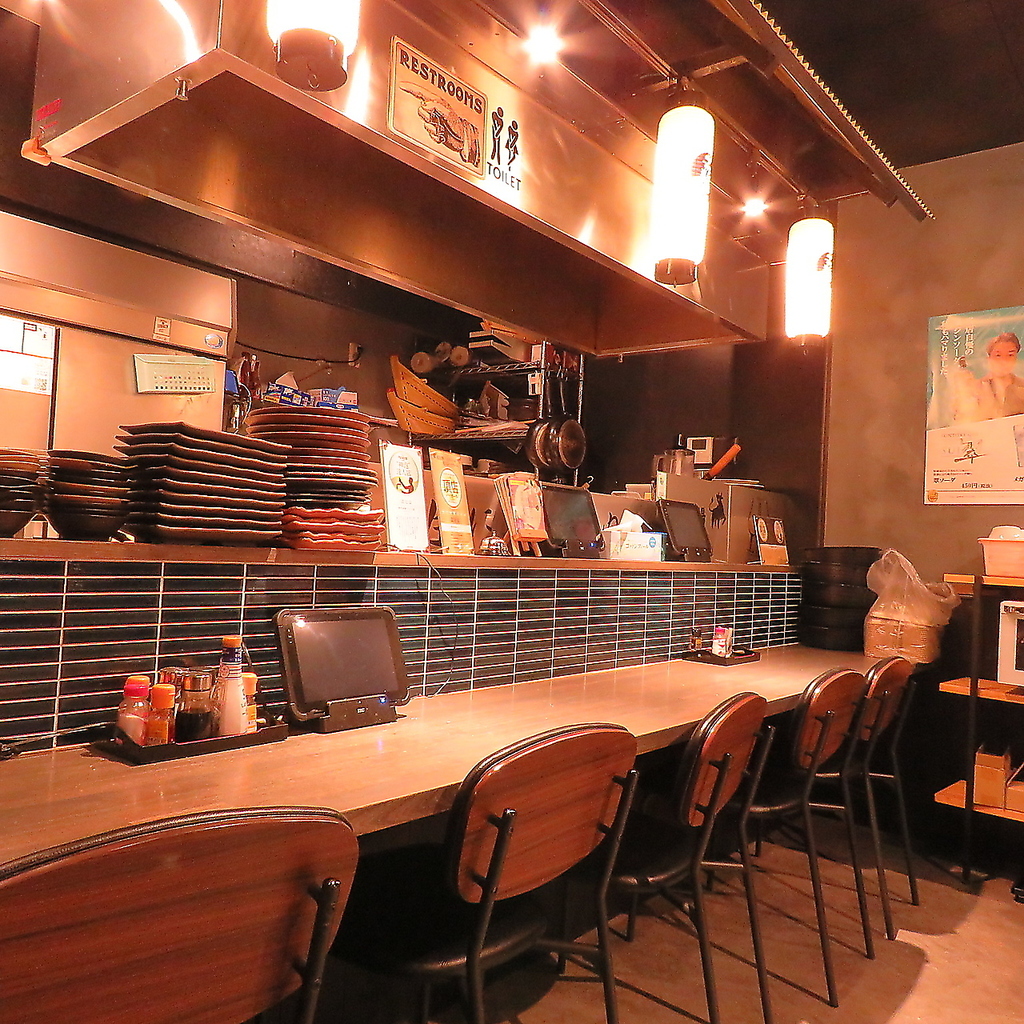 店内奥にはカウンター席もご用意しております。お一人様や常連様にオススメなお席です！ごゆっくり♪