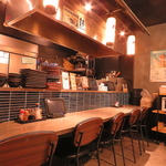 店内奥にはカウンター席もご用意しております。お一人様や常連様にオススメなお席です！ごゆっくり♪