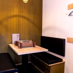 【4名×5卓】掘りごたつとテーブル席には、各卓に囲炉裏を完備。炭火を囲みながら、焼き物や炙り料理を自分のペースで楽しめます。友人同士の食事から小規模な宴会まで幅広く対応可能。居心地の良さと美味しさが両立する、使い勝手の良い空間です。