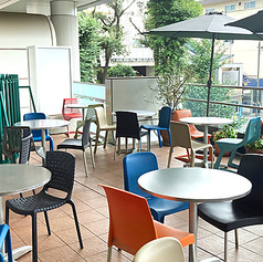 【ペット同伴OKのテラス席完備！愛犬と一緒にランチやカフェタイムを】当店自慢のテラス席は、ペット同伴もOK！お散歩帰りに立ち寄ったり、休日のブランチにもぴったり。緑あふれる空間で、愛犬とのんびり過ごすひとときを。