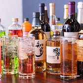 日本酒、焼酎、ワイン、カクテルと多彩なドリンクを取り揃えており、特に日本酒と焼酎、カクテルにはこだわりを持っています。厳選された日本酒は、豊かな風味と香りを楽しめるラインナップを取り揃えています。また、焼酎も多様な種類を取り揃え、色とりどりの美しいカクテルが食事をさらに引き立てます。