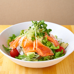 サーモンとアボカドのサラダ