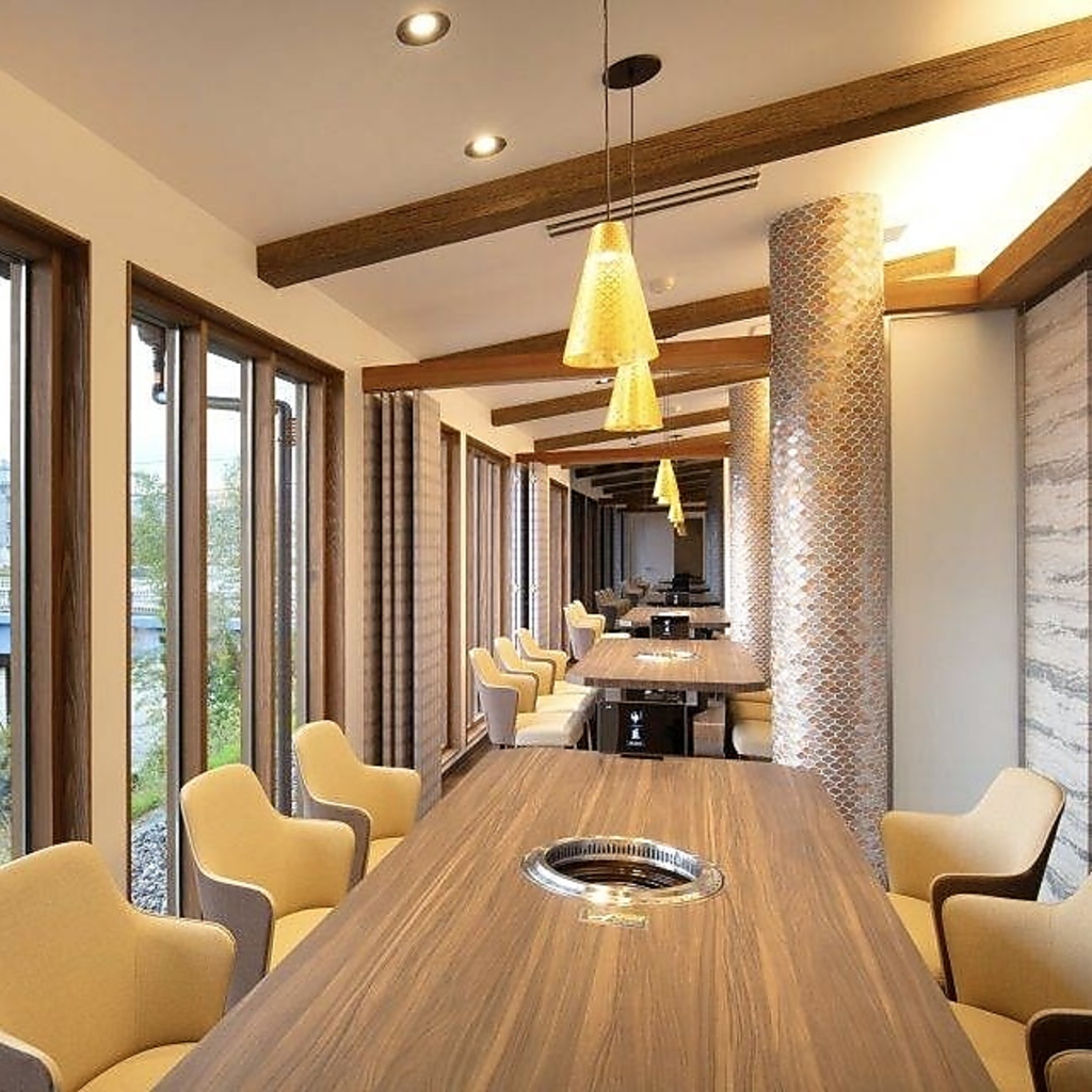 【ゆったりテーブル席】お皿が並んでもゆったり☆ご家族でのお食事にも最適です◎当店は駐車場も完備