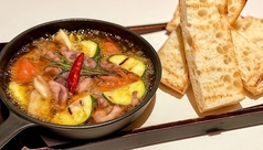 旬の魚介と旬野菜のアヒージョ(バケット付)