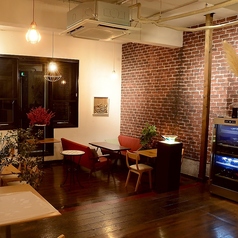 4名様×6卓のテーブル席をご用意しております 。落ち着いた照明とウッド調のインテリアが心地よい、洗練された空間です 。煉瓦の壁や温かい光が、大人のための隠れ家のような雰囲気を醸し出しています。長居したくなるようなソファー席もあり 、日常を忘れさせる上質空間で、特別な夜をお過ごしいただけます 。