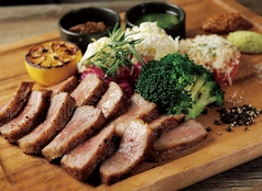 4大会連続・内閣総理大臣賞を受賞した『宮崎牛』そのサーロインが持つ繊細なサシと豊かな香りを一皿に。