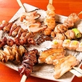 当店自慢の焼き鳥は、国産肉を使用し串打ちや仕込みも店内で行い提供◎お客様に喜んでいただけるよう、“美味しさ”にこだわり種類豊富にご用意！その他にも、揚げ物・刺身・グリル・おつまみメニューなど、多彩な一品がリーズナブルにお楽しみいただけます◎