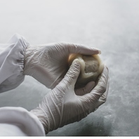 毎日季節ごとの新鮮なフルーツを包む大福は手作り