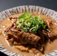 とろける食感のホルモン煮込み定食で満腹なランチタイム