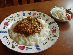 ミートカレー　サラダ付