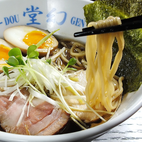 【麺】スープが絡む黄金色の麺の写真