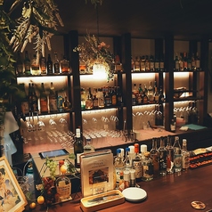 カウンター席はゆったりとしたスペースでご利用いただけますので、1人飲みにもおすすめしております。お酒やおつまみも種類豊富にご用意しております◎会社帰りにサクッと飲みたい時や、静かにお食事したいときにぜひご利用くださいませ。