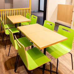 リラックス空間を創る心地よい空間。友人との楽しいひとときや、お子様連れの方、家族の団らんにぴったりのお席です。ゆったりとした空間で、気軽におしゃべりを楽しみながら、美味しい料理や、お弁当、おむすび、スイーツなどを味わっていただけます。心温まるひとときを、ぜひ当店で。