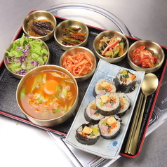 自家製キムチを使った一品料理、発酵の旨味が広がる定番の逸品、肉料理とも好相性の写真