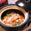 料理メニュー写真 銀鮭と丹波シメジの炊き込みご飯 いくらと三つ葉の彩りを添えて