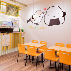 当店のテーブル席は、女子会や友人との集まりに最適な空間です♪楽しいおしゃべりをしながら、おむすびやスイーツをお楽しみいただけます。基本的にテイクアウトのみですが、店内でお召し上がりいただいても構いません。