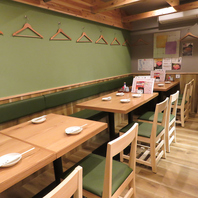 ゆったり寛げる広々としたテーブル席