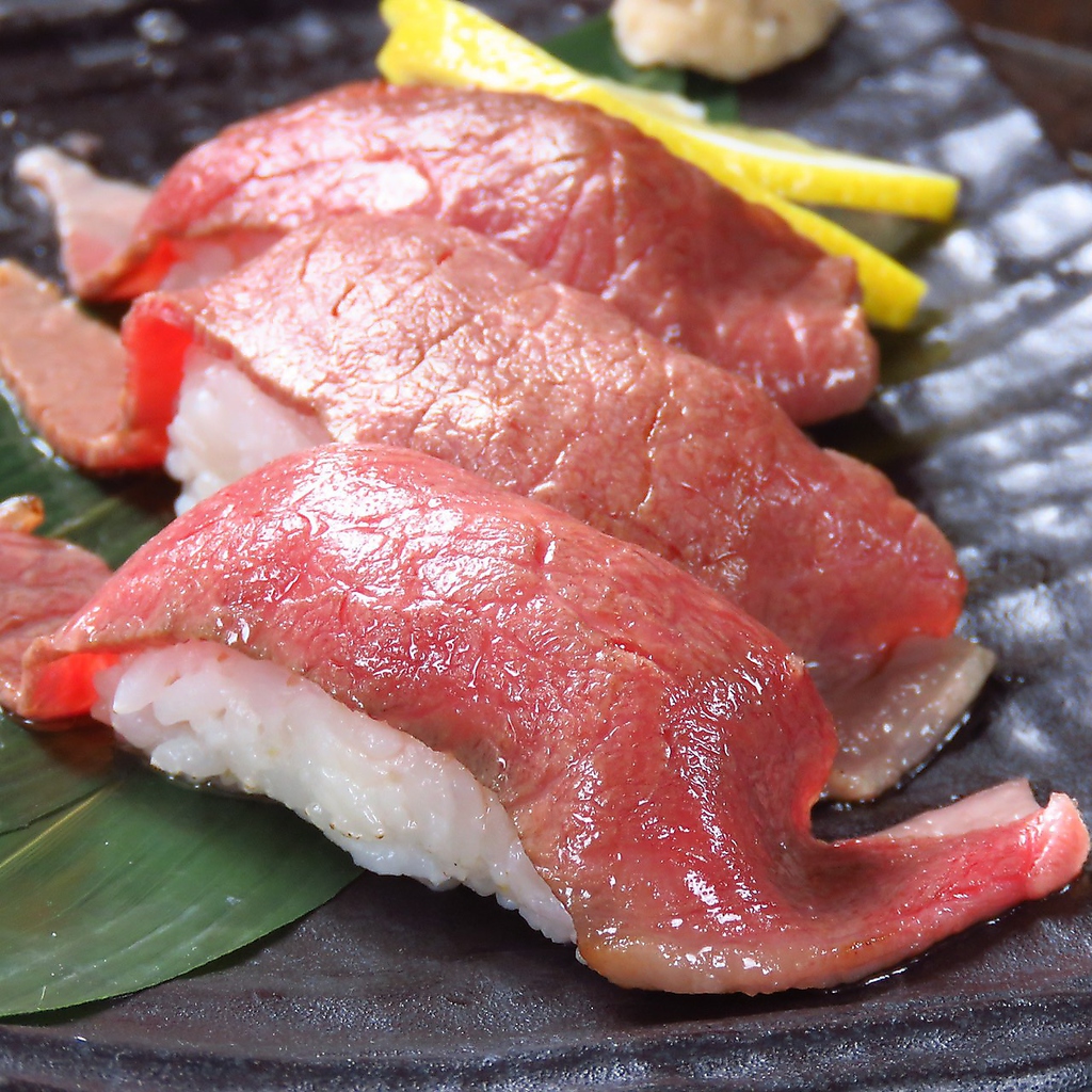 人気の一品、黒毛和牛を使用した炙り肉寿司