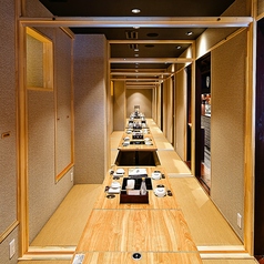 【最大46名様までOK】大人数の宴会が可能な、掘りごたつ個室。落ち着いた和空間での宴会をどうぞ。会社宴会や同窓会など、人目を気にせず、個室でのご宴会をお楽しみください。