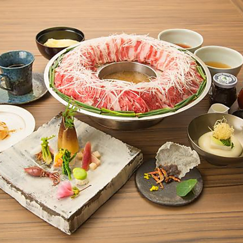 名物「博多炊き肉鍋」が長年愛される、"博多春吉の名店”