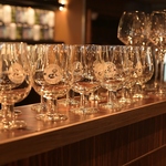 香りと味わいを最大限に引き出す専用グラス。一杯一杯を大切に提供するお店のこだわり。