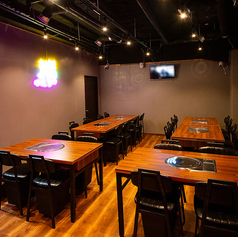 無機質×ネオンの絶妙バランス。黒×木目のテーブルに、卓上コンロが並ぶスタイリッシュ空間。仲間と囲む料理が、非日常のひとときを演出します。