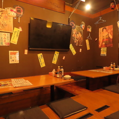 【ゆったり寛げるテーブル席】少人数のグループ利用に便利なお席。木の質感が心地よいテーブルを囲んで、会話も弾みます♪リラックスした雰囲気の中で、自慢のお料理とお酒をゆっくりとお楽しみください。