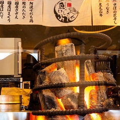 【6卓】カウンター席は、デートやおひとり様にも人気の特等席。目の前で焼き上がる料理を眺めながら、贅沢なひとときをお過ごしいただけます。会話を弾ませながらお食事をお楽しみください。