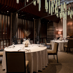 【10名～25名様個室 丸テーブル3卓】会社ご宴会や同窓会などのお集まりにご利用いただきやすい個室です♪落ち着いた上品な空間で大切な日の雰囲気を大切にお楽しみいただけます！