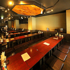 お座敷は2列・3列で20名規模など大人数の宴会も可能です！通常：4名卓×8/6名卓×2/10名卓×3※写真は大人数ver.のレイアウトです