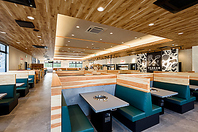 森の中にいるような店内の雰囲気