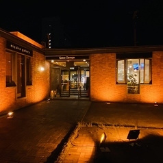 店内は貸切が可能です 。最大30名様までご利用いただけます 。お洒落な内装が自慢で、ウェディング二次会や各種宴会を華やかに演出します 。特別なパーティーに最適な空間です 。弘前市上瓦ヶ町のスペースデネガ内にある隠れ家空間で 、大切な方々との特別な時間をお過ごしください 。