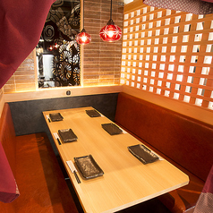 ロールカーテンで区切られた半個室のお席を複数ご用意！