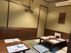 靴を脱いでゆったりとお寛ぎいただける、和の情緒溢れるお座敷席をご用意しております。4名様掛けの座卓を2卓設けており、少人数でのご宴会や、ご家族・ご友人同士でのお食事に最適です。お席のレイアウト変更も承っておりますので、人数やシーンに合わせてお気軽にご相談ください。落ち着いた空間で、楽しいひとときを♪
