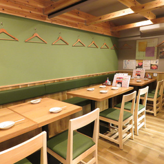 【プライベートな2名様テーブル】周りを気にせず、ゆったりと会話を楽しめるお席です。デートはもちろん、気の置けない友人とのお食事にぴったり。木の温もりを感じる空間で、心ゆくまでお寛ぎください。