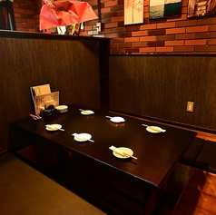 4～6名様でご利用いただけるテーブル席を2席ご用意。全席仕切り付きの半個室なので、周囲を気にせずプライベートな時間を楽しめます。歓送迎会やご家族での食事、仲間との集まりにぴったりな空間です◎