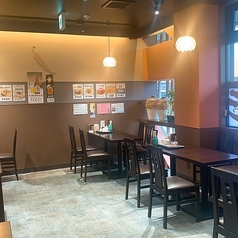 ランチや女子会に最適な明るいテーブル席。気の合う仲間と本格四川料理を囲み、賑やかなひとときを。