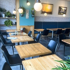 店内には全52席のテーブル席があり、少人数でのお食事からグループでの宴会まで幅広く対応。会社の集まりや打ち上げ、友人との飲み会など、用途に合わせてご利用いただけます。
