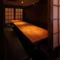 【10～16名様】テーブルを繋げてひと続きに配した完全個室。会社の宴会や歓送迎会、同窓会にもおすすめ。仲間が集う日に、和の趣を感じる個室空間で、語らう時間をお楽しみいただけます。