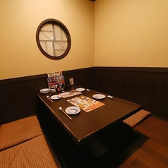 B2Fには、少人数向けの半個室をご用意しております。肩肘張らずに落ち着いて過ごせるこの空間は、ご友人や同僚との飲み会に最適です◎また、カップル様のデート利用にもおすすめです。プライベート感のあるお席で、特別なひとときをお楽しみください！ご予約をお待ちしております。