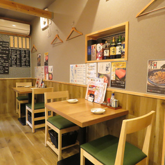 【ゆったり寛げる4名様テーブル】ご家族やグループでのご利用に最適な広めのテーブル席です。座り心地の良い椅子で、長時間の滞在でも快適。楽しいひとときを囲炉裏のようなテーブルでどうぞ。