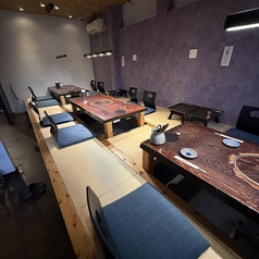 少人数の食事からご家族、会社宴会まで幅広いシーンに対応します。座りやすい背もたれ付き座椅子と広めのテーブルで、長時間の利用でも疲れにくいお席です。最大12名様（4名席×3）の団体様もご利用頂けます。